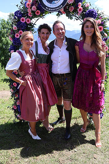 Anna Borinova, Galeristin Sarah Kronsbein, Eggerner Höfe Hotelchef Anton Halbmayr und Julia Haupt beim Almauftrieb 2024 Summer Edition auf "Gut Kaltenbrunn" am Tegernsee (©Foto: Martin Schmitz)